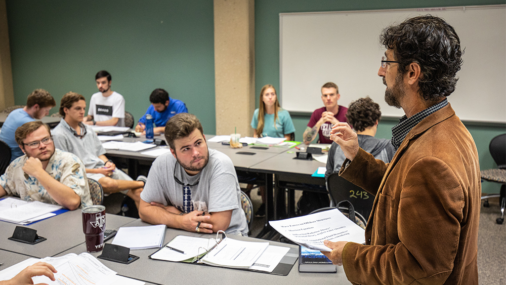 德克萨斯农工大学加尔维斯顿校区的学生们在听教授讲课。