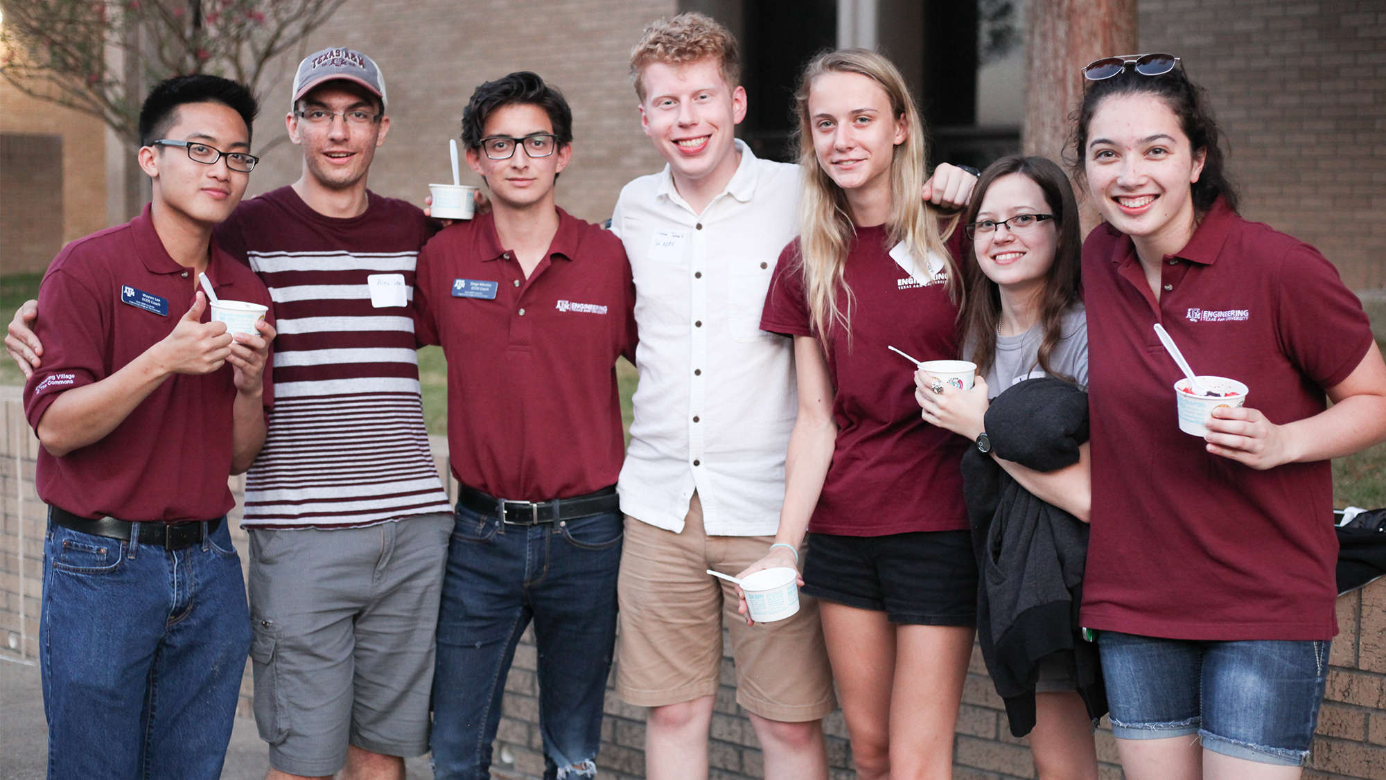 学生们在工程荣誉学者社区冰淇淋社摆姿势拍照