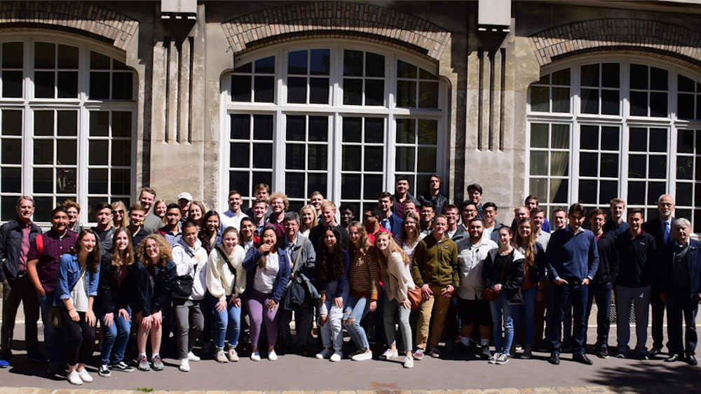 德克萨斯农工大学的学生在法国摆姿势拍照。