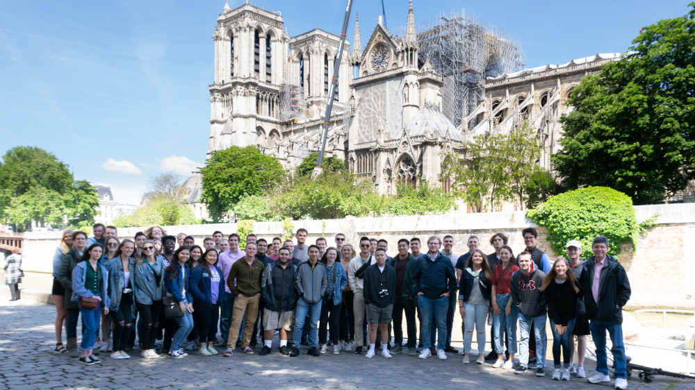 巴黎圣母院前的一群学生。