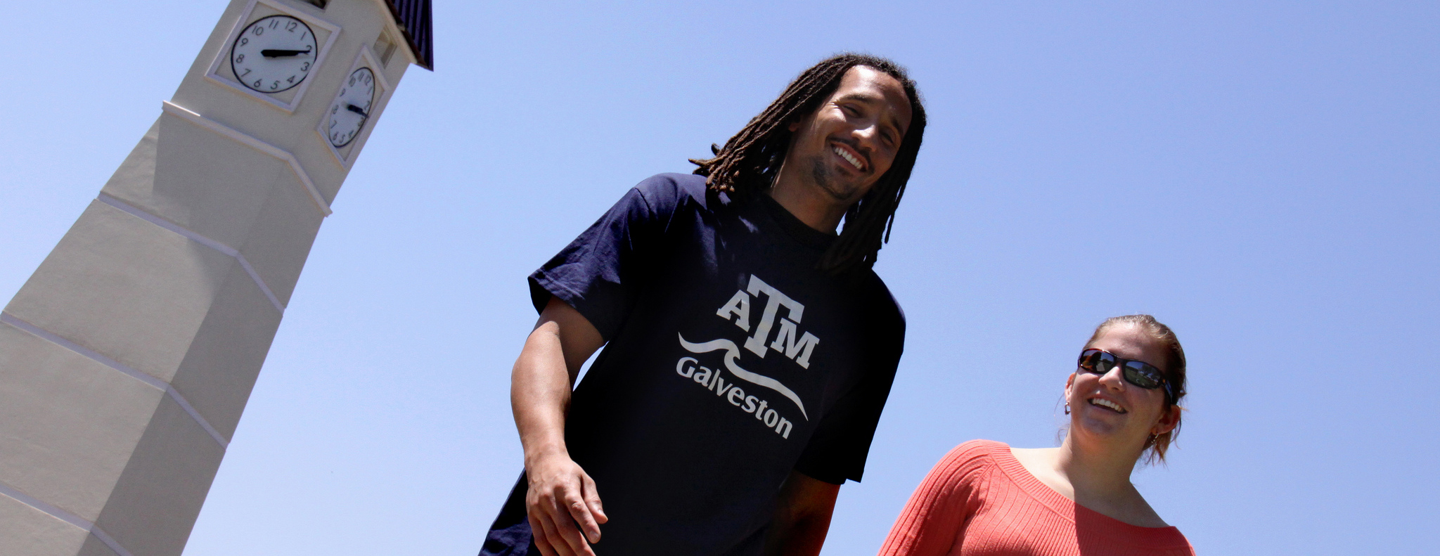 两名学生，其中一名穿着TAMU Galveston衬衫
