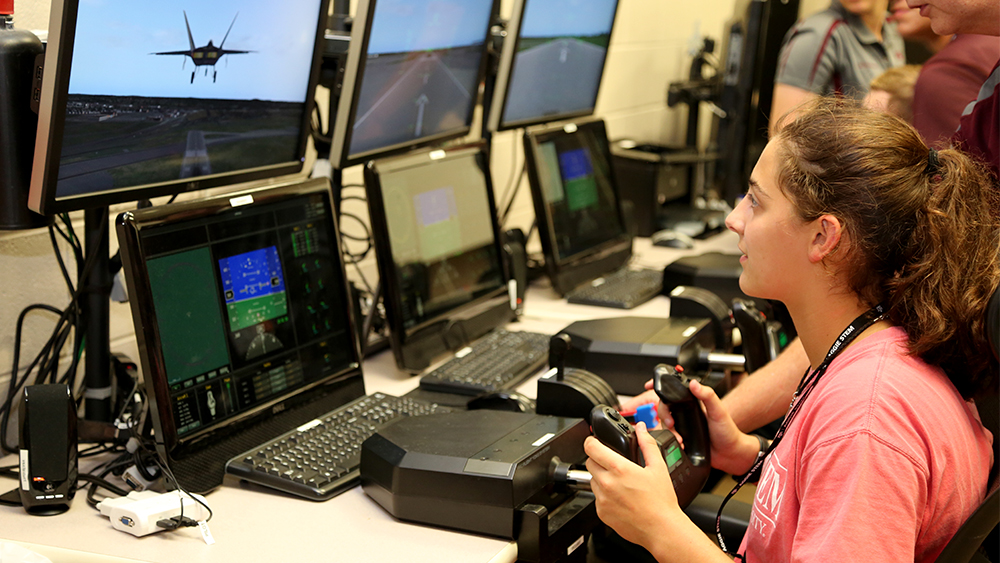 翱翔营参加者控制模拟喷气式飞机。