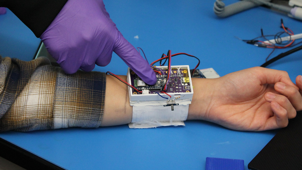 在实验室使用可穿戴腕式装置电路的学生