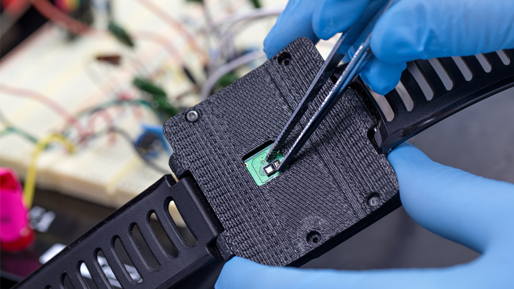 研究人员将微芯片植入可穿戴医疗设备。