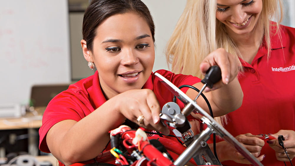 女学生用工具造马达。