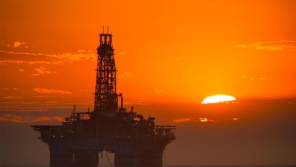 日落时分的深水石油钻井平台。