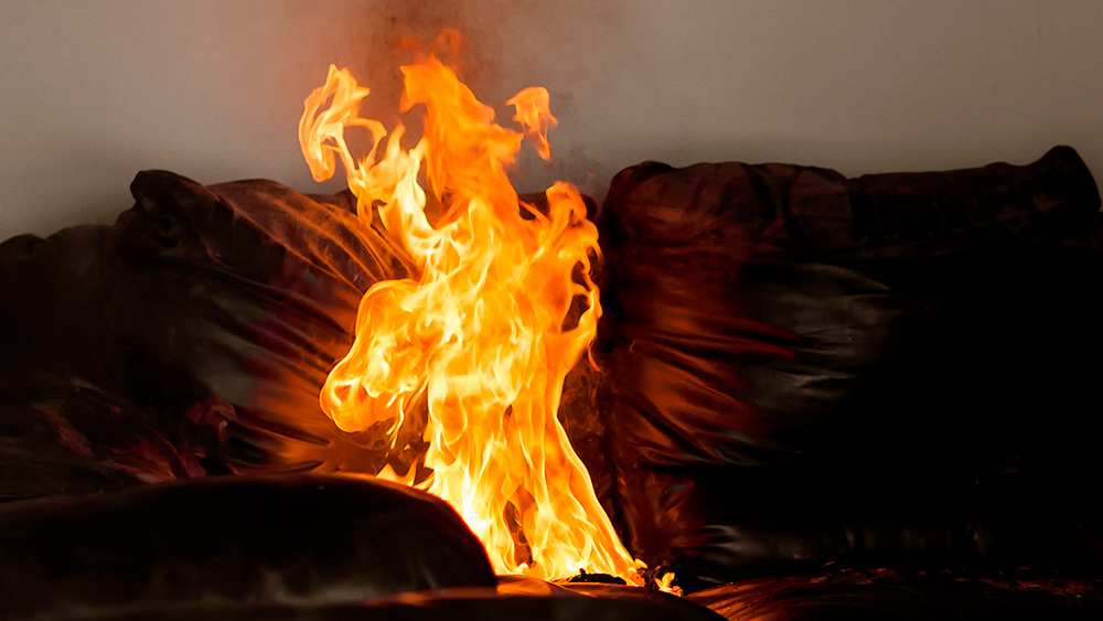盖蒂图片-沙发着火了