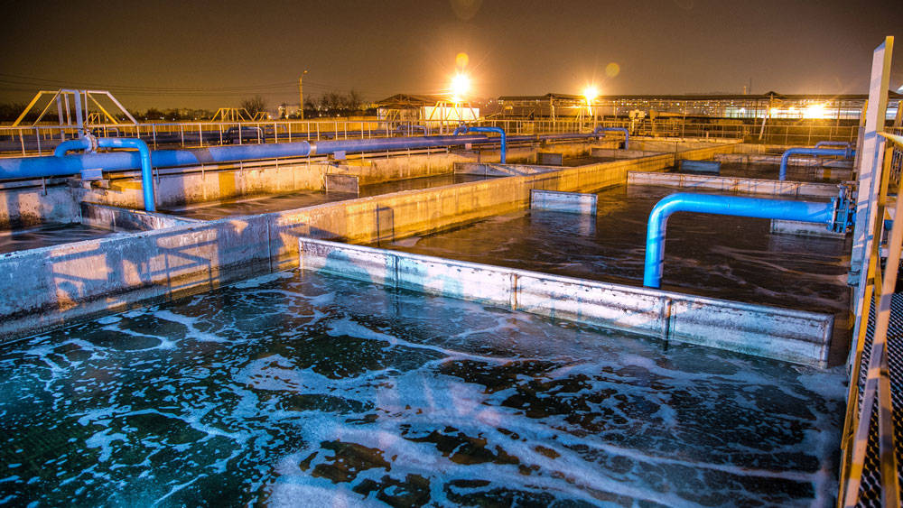 现代化化工厂夜间废水处理厂。