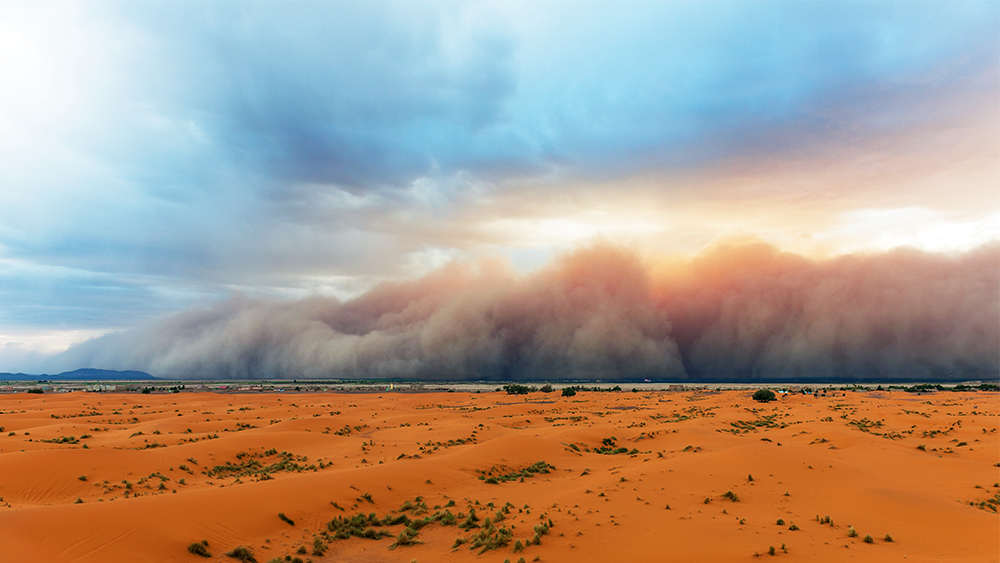 来自撒哈拉沙漠的沙尘暴穿越非洲，影响加勒比东部的一些地方，有时还会经过美国南部
