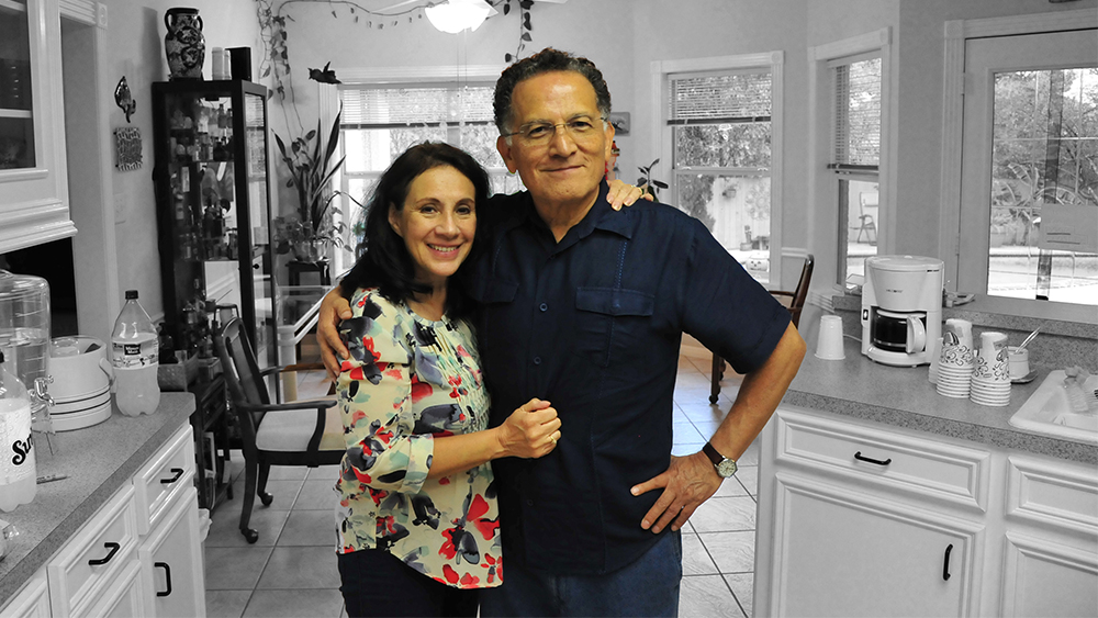 Yolanda和Edgar Sanchez-Sinencio在厨房里拥抱。