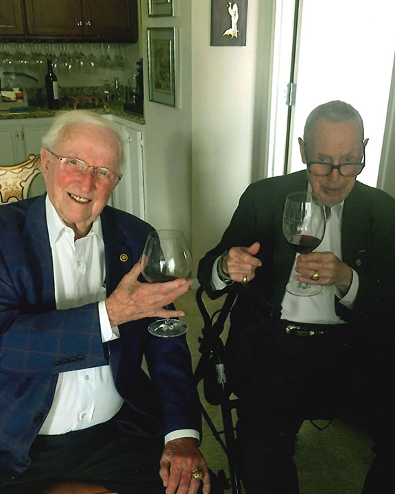 Gerald K. Grogin '47与前朋友Bob Epstein '44(已故)。