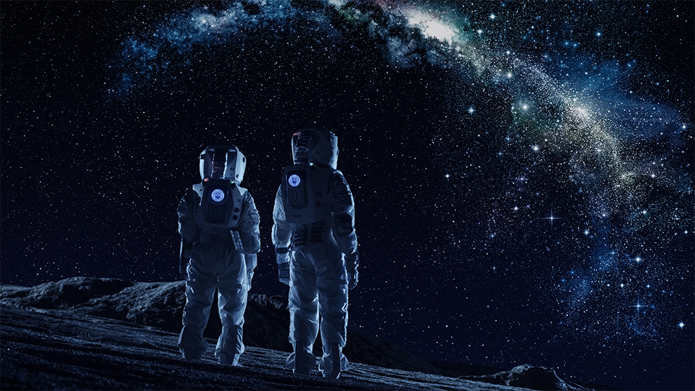 两名宇航员站在月球上看着银河。