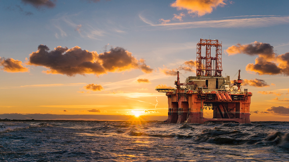 日落时分的海上石油钻井平台。
