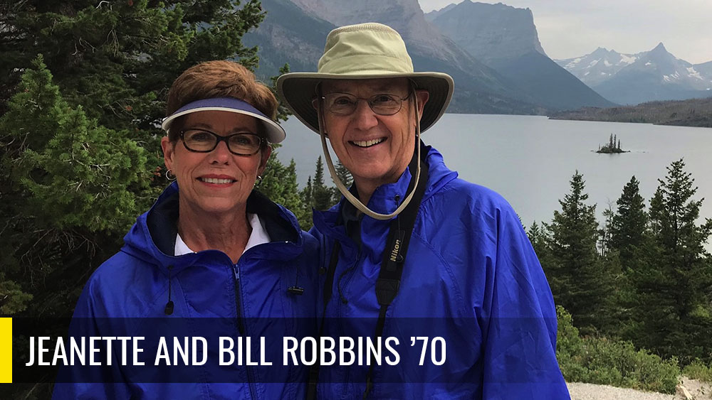 珍妮特和比尔·罗宾斯在山前拍照。