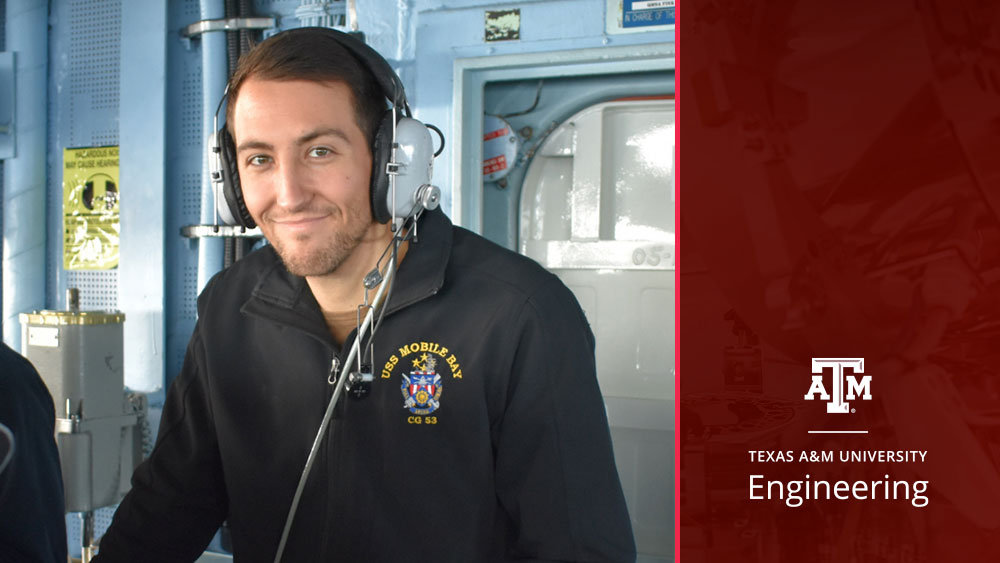 研究生亚历克斯·鲁宾戴着耳机站在一艘海军潜艇内。