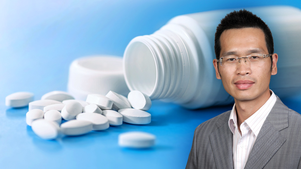 兰寿峰医生面前有一个图形描绘的药瓶