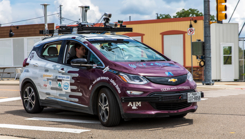 德州农工大学自动驾驶团队的两名成员驾驶着他们的自动驾驶汽车进行测试。