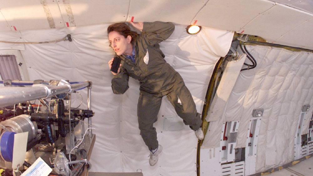 凯瑟琳·赫尔伯特博士在零重力飞机上