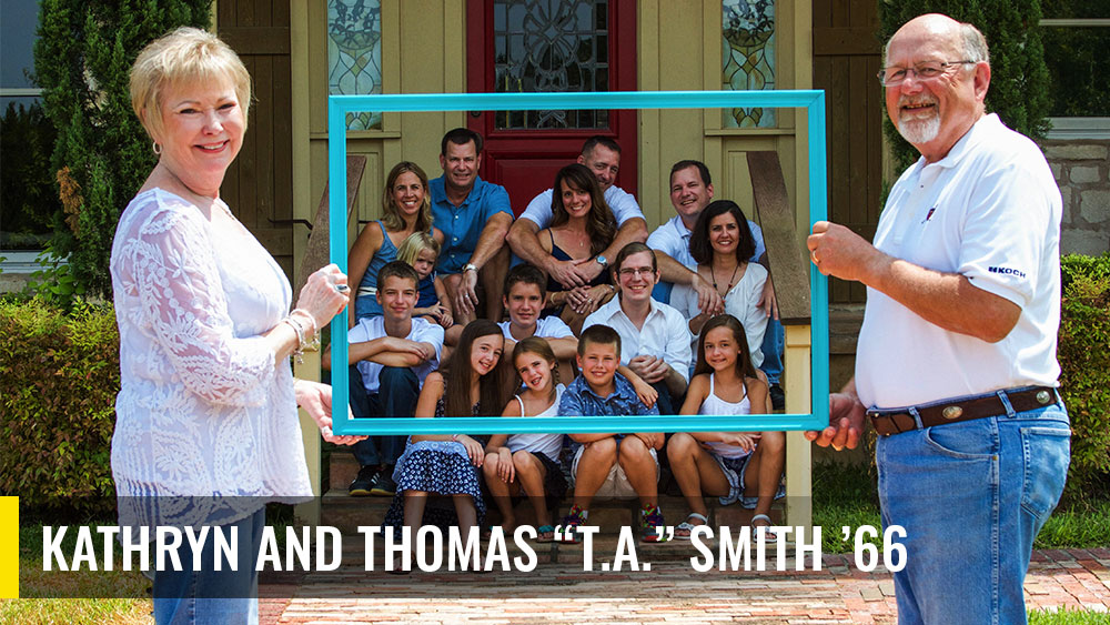 凯瑟琳·史密斯和托马斯·史密斯带着他们的孩子和孙子坐在房子外面的台阶上摆姿势拍全家福。