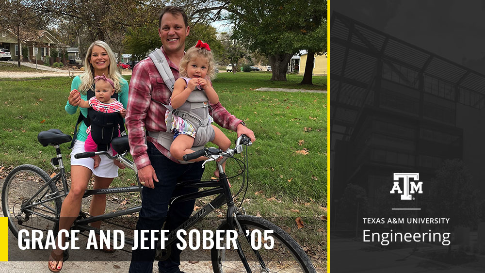 格蕾丝和杰夫带着他们的两个女儿骑自行车拍照。