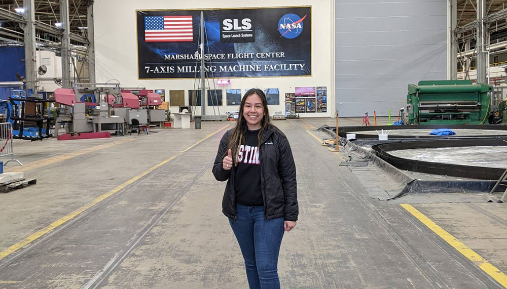 Lauren Lugo在NASA的设施