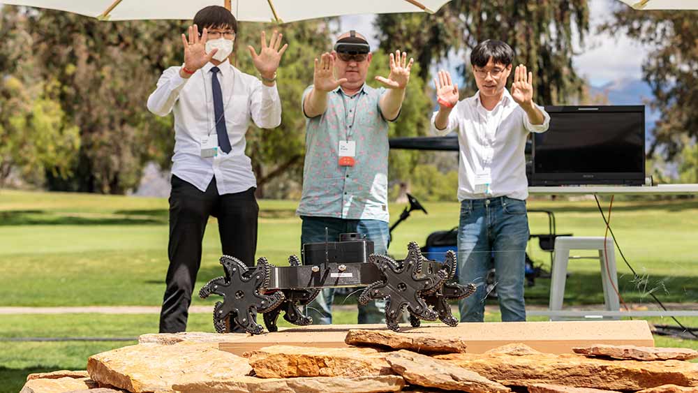 左起:Yuan Wei(研究生)，Tye Brady(亚马逊机器人)和Kangneoung Lee(研究生)在现场演示中与α-WaLTR互动。