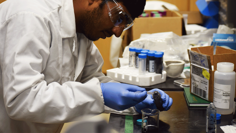研究生Kailash Arole使用电化学剥离法从石油焦中分离石墨烯。