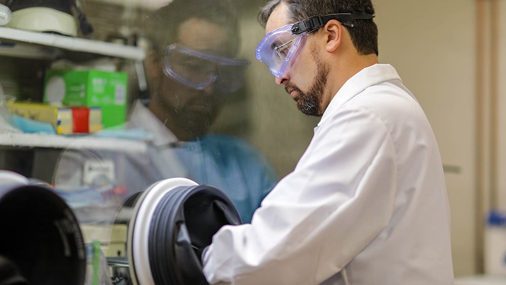 研究员肖恩马丁森在德州农工大学的核法医实验室净化钚溶液。