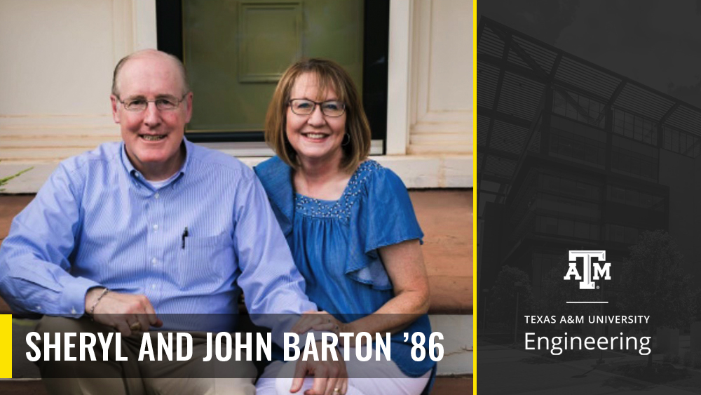 谢丽尔和约翰·巴顿一起坐在门廊上微笑。