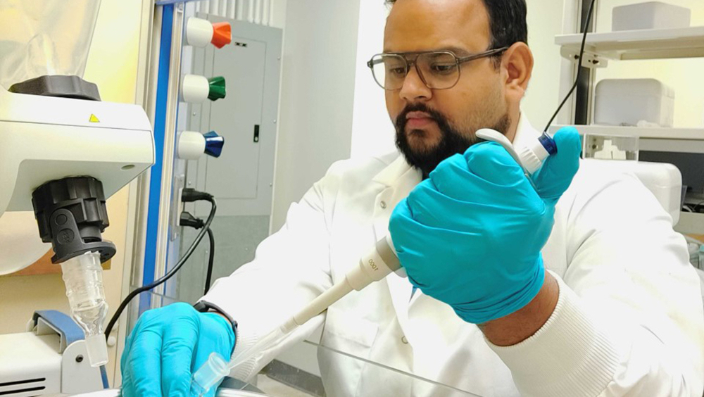 学生研究员Anirudh Gairola在德州农工大学的实验室里使用移液器。