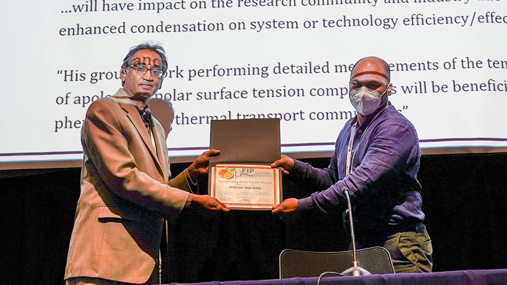 Dion Antao博士在2022年微流和界面现象会议上被授予奖项
