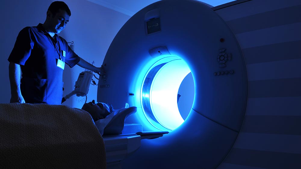 一位病人准备接受核磁共振成像检查。