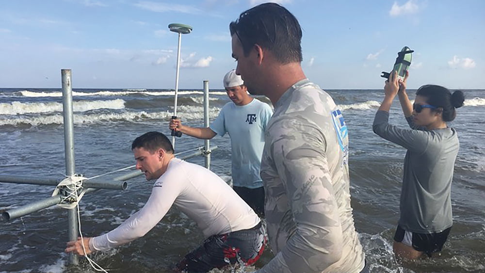 菲格鲁斯博士和他的本科生们将他们的仪器放在加尔维斯顿海岸附近的水中，为一个项目进行测试和测量。