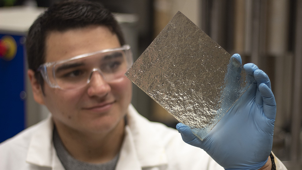 一名研究生正在检查透明树脂3d打印的岩石裂缝模型
