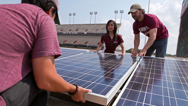 学生放下太阳能电池板